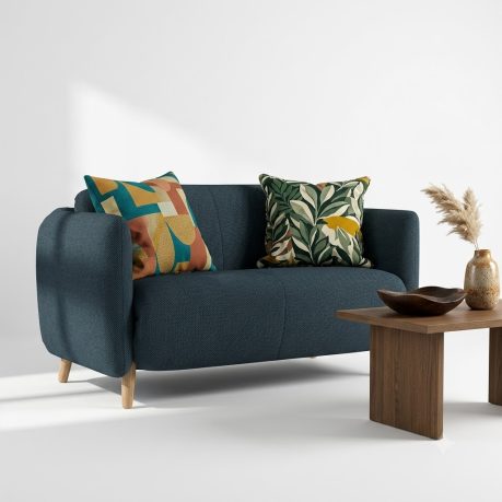 Dvivietė mėlyna sofa su medinėmis kojelėmis