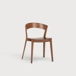 Modernūs mediniai baldai valgomojo kambariui.