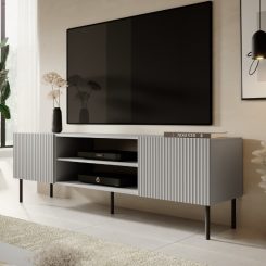 TV spintelė, moderni televizoriaus spintelė, frezuoti baldai, rifliuotas TV staliukas, skandinaviško stiliaus svetainės baldai, pilka TV spintelė ant kojelių, svetainės interjeras, moderni komoda televizoriui.