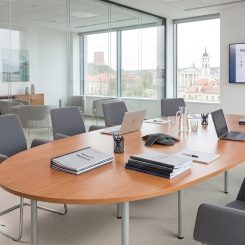 Ovalus medžio apdailos konferencinis stalas (220x110 cm) su metalinėmis kojomis posėdžių kambaryje